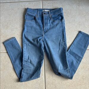 Levi's Skinny Jeans in Medium Blue Wash